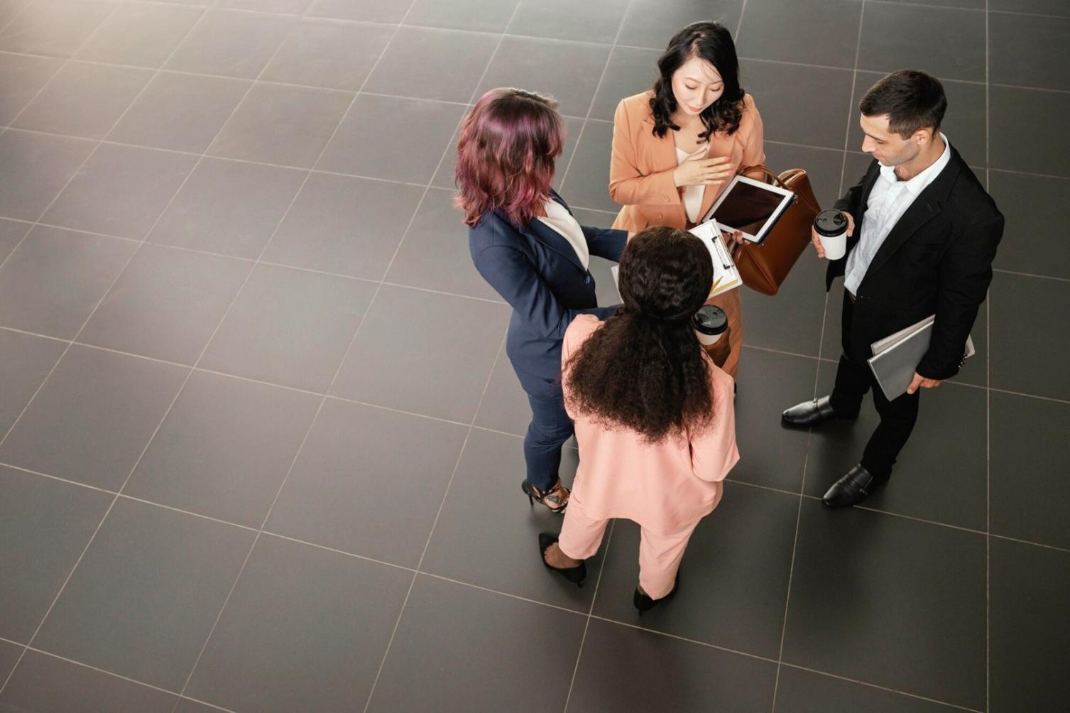 Équipe travaillant sur la gestion efficace du temps en entreprise