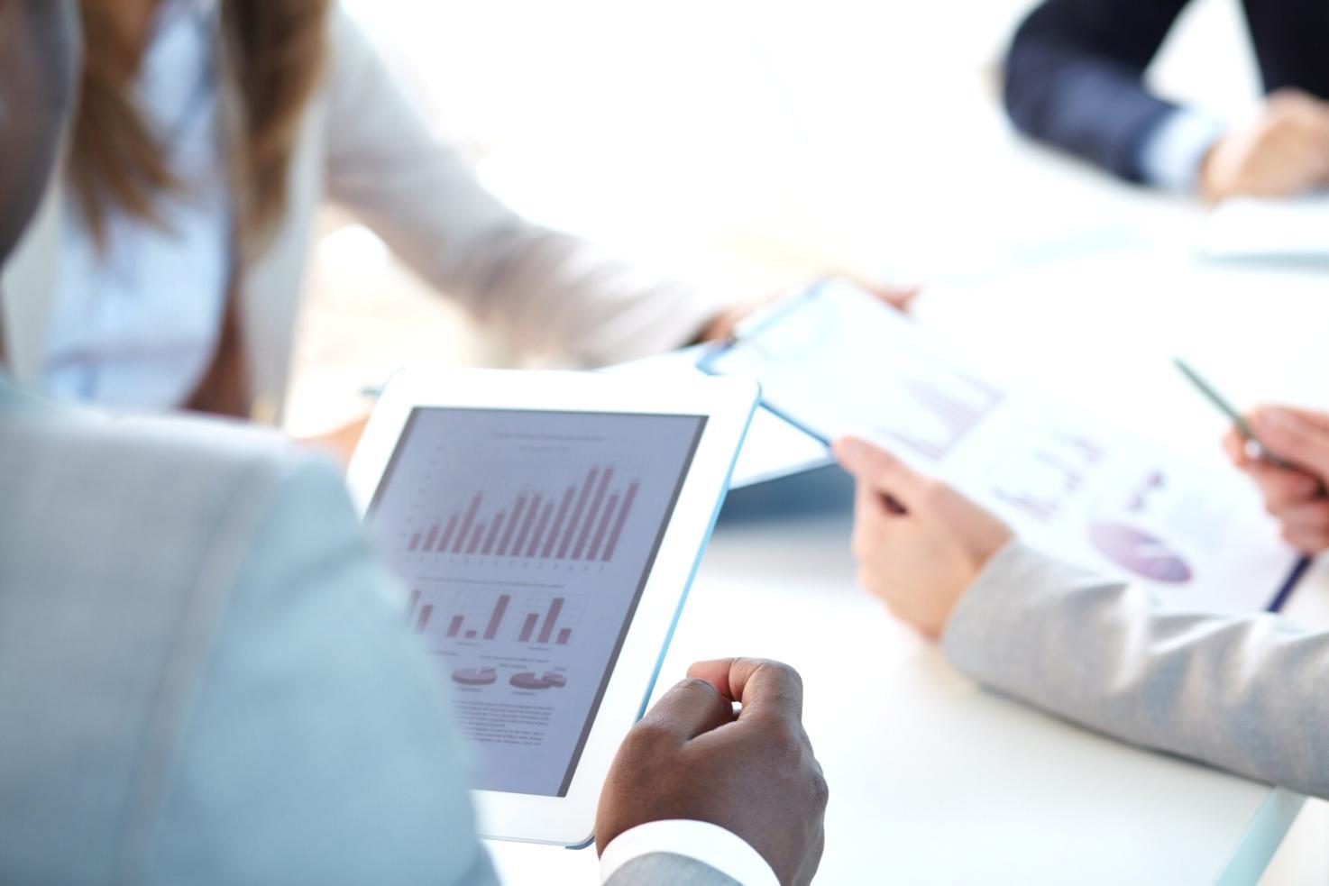 Formateur expert en gestion du temps accompagnant un participant dans l'élaboration de sa stratégie personnalisée